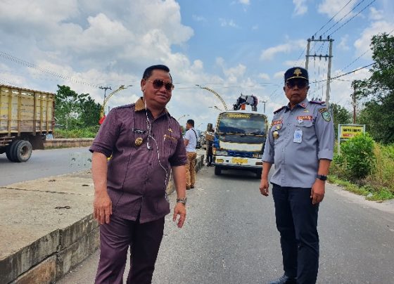 Bupati Kotim Halikinnor saat mengecek pemasangan lampu PJU terowongan cahaya didampingi Kepala Dinas Perhubungan Johny Tangkere