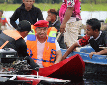 Bupati Seruyan Yulhaidir menaiki perahu ketinting saat membuka kegiatan Lomba Balap Perahu Ketinting di Desa Bangkal.