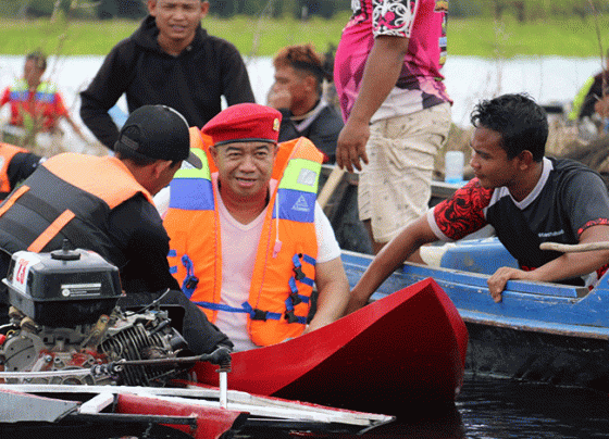 Bupati Seruyan Yulhaidir menaiki perahu ketinting saat membuka kegiatan Lomba Balap Perahu Ketinting di Desa Bangkal.