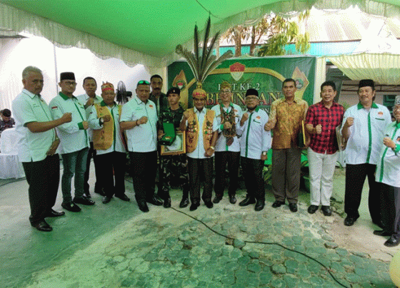 Foto Bersama Jajaran Pimpinan LBH Intan Kotim dengan tamu undangan khusus salah satunya Kepala DP3AP2KB Suparmadi Minggu 4 Desember 2022.