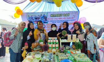 Foto Bersama Wali Murid Kelas I Ali bin Abi Thalib dalam memeriahkan stand Market Day Sabtu 17 Desember 2022