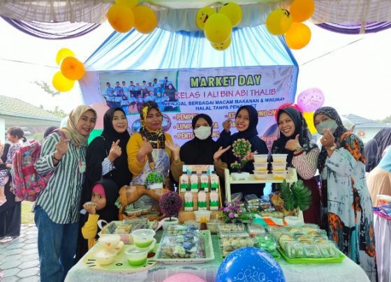 Foto Bersama Wali Murid Kelas I Ali bin Abi Thalib dalam memeriahkan stand Market Day Sabtu 17 Desember 2022