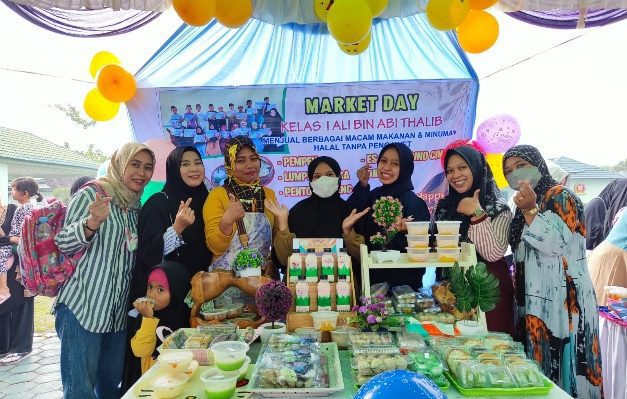 Foto Bersama Wali Murid Kelas I Ali bin Abi Thalib dalam memeriahkan stand Market Day Sabtu 17 Desember 2022