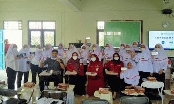 Foto bersama dan menunjukkan kartu BPJS Kesehatan.