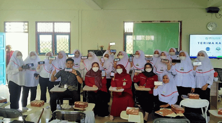 Foto bersama dan menunjukkan kartu BPJS Kesehatan.