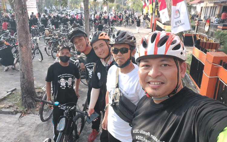 Gowes MES Ikut Serta Sepedaan Sambil Senam KPU Kalteng