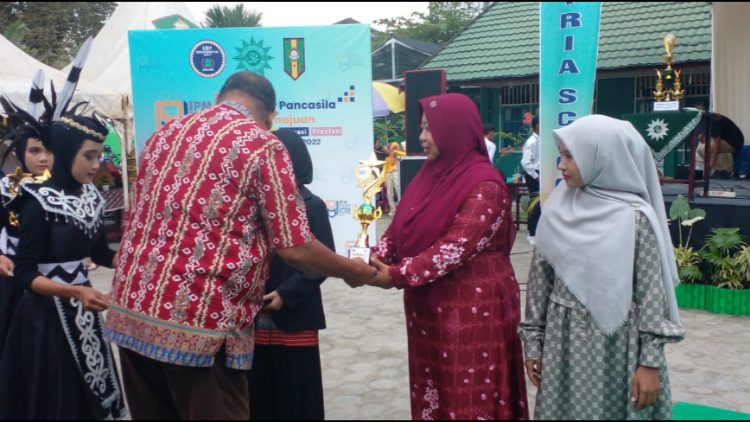 Siswi SDN 4 Ketapang Raih Juara 2 Lomba Baca Puisi IPM Fest Ke-2