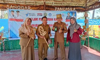 Gusti Mukafi dua dari kanan saat menghadiri Gelaran Pameran P5 SDN 3 Kota Besi Hilir Selasa 20 Desember 2022
