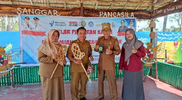 Gusti Mukafi dua dari kanan saat menghadiri Gelaran Pameran P5 SDN 3 Kota Besi Hilir Selasa 20 Desember 2022