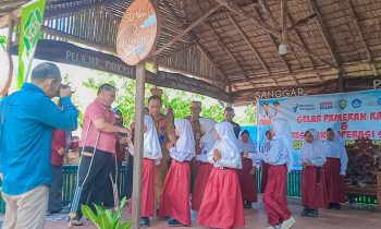 Halikinnor menyalami siswasiswi SDN 3 Kota Besi Hilir Selasa 20 Desember 2022