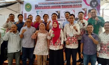Jajaran Pengadilan Negeri Sampit saat berfoto bersama sejumlah wartawan dan pengurus PWI Kotim dalam kegiatan refleksi akhir tahun 2022.