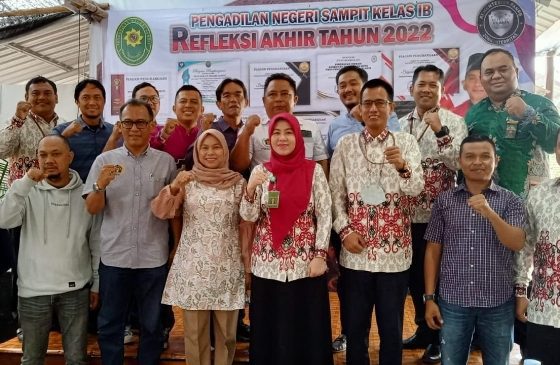 Jajaran Pengadilan Negeri Sampit saat berfoto bersama sejumlah wartawan dan pengurus PWI Kotim dalam kegiatan refleksi akhir tahun 2022.