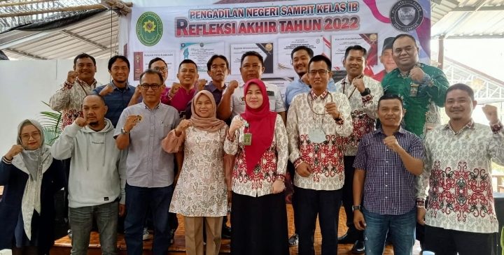Jajaran Pengadilan Negeri Sampit saat berfoto bersama sejumlah wartawan dan pengurus PWI Kotim dalam kegiatan refleksi akhir tahun 2022.