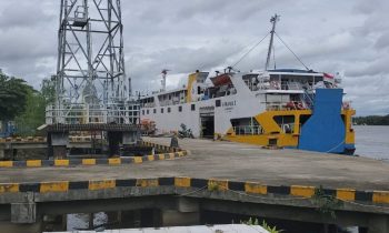 KM Kirana I yang sandar di Pelabuhan Sampit setelah dibatalkannya keberangkatan karena cuaca ekstrem