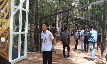 Kabid Pengelolaan Sampah Kebersihan dan LB3 Dinas Lingkungan Hidup Katingan Dirmansyah meninjau Taman RTH DR 2 Kasongan.