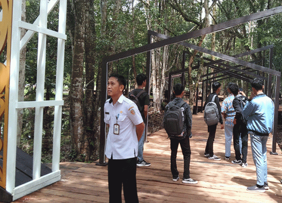 Kabid Pengelolaan Sampah Kebersihan dan LB3 Dinas Lingkungan Hidup Katingan Dirmansyah meninjau Taman RTH DR 2 Kasongan.