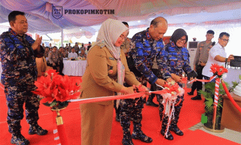 Kapolda Kalteng Irjen Pol Nanang Avianto didampingi Wakil Bupati Kotim Irawati memotong pita tanda diresmikannya Markas Polsek Baamang Senin 5 Desember 2022.