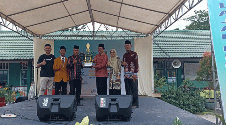 Kasi Kurikulum dan Pembinaan SMP Disdik Kotim Suyoso menyerahkan penghargaan Gelar Juara Umum kepada perwakilan MIN 1 Kotim Syadillah.