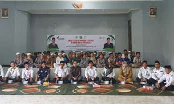 Kemenag Kabupaten Kotim saat berfoto bersama dengan anak anak peserta khitanan massal Senin 12 Desember 2022.