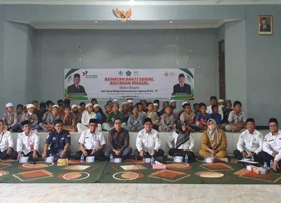 Kemenag Kabupaten Kotim saat berfoto bersama dengan anak anak peserta khitanan massal Senin 12 Desember 2022.