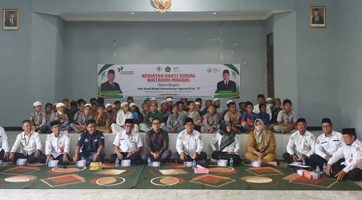 Kemenag Kabupaten Kotim saat berfoto bersama dengan anak anak peserta khitanan massal Senin 12 Desember 2022.