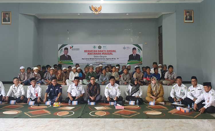 Masyarakat Antusias Ikutkan Khitan Anak oleh Kemenag Kotim