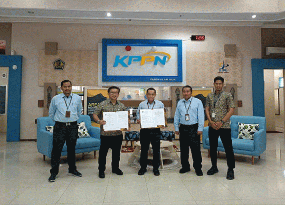 Kepala BPJS Kesehatan Cabang Sampit Budi Sukwara berfoto bersama dengan Kepala KPPN Pangkalan Bun Indra.