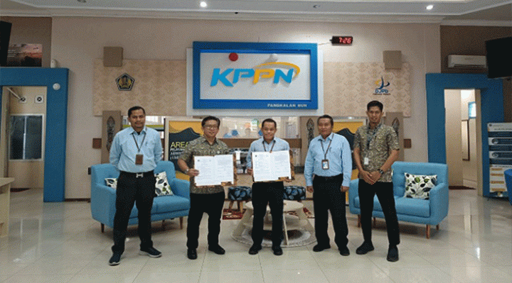 Kepala BPJS Kesehatan Cabang Sampit Budi Sukwara berfoto bersama dengan Kepala KPPN Pangkalan Bun Indra.