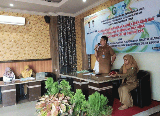 Kepala DP3AP2KB Kotim Suparmadi saat memberikan sambutan pada pelatihan Simfoni PPA.