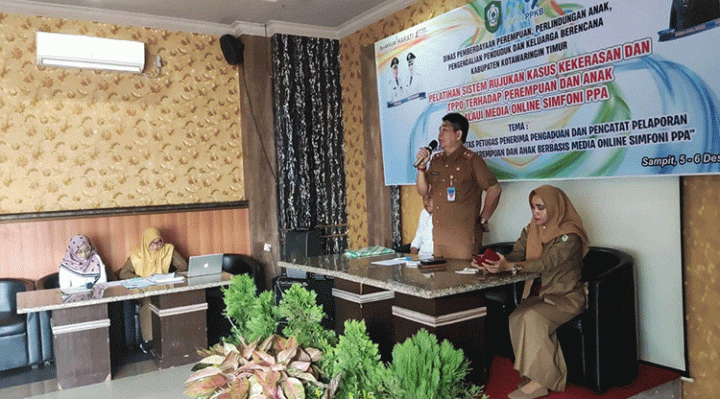 Kepala DP3AP2KB Kotim Suparmadi saat memberikan sambutan pada pelatihan Simfoni PPA.