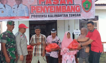 Kepala Dinas Ketahanan Pangan Kalteng Riza Rahmadi menyerahkan paket bahan pokok kepada warga pada pembukaan pasar penyeimbang di Desa Cempaka Mulia Barat Minggu 11 Desember 2022.