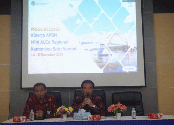 Kepala KPPN Sampit menggelar rapat terkait evaluasi capaian kinera APBN di wilayah kerja mereka Rabu 28 Desember 2022.