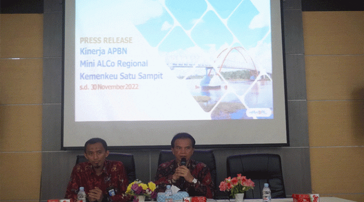 Kepala KPPN Sampit menggelar rapat terkait evaluasi capaian kinera APBN di wilayah kerja mereka Rabu 28 Desember 2022.