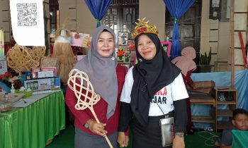 KepalaSDN3KotaBesiHilirEkaPurdiawatibajuputihhitamberfotosaatpameranGebyarP5Selasa27Desember2022