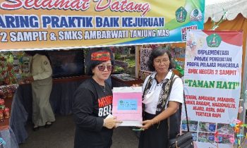 Ketua DPRD Kotim Rinie Anderson baju hitam mengunjungi stand P5 Siswa pada Gebyar Merdeka Selasa 27 Desember 2022