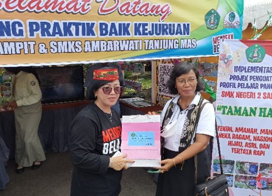 Ketua DPRD Kotim Rinie Anderson baju hitam mengunjungi stand P5 Siswa pada Gebyar Merdeka Selasa 27 Desember 2022