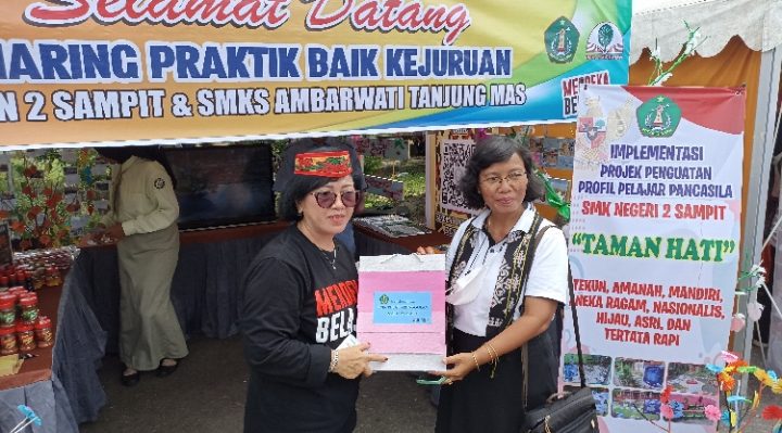 Ketua DPRD Kotim Rinie Anderson baju hitam mengunjungi stand P5 Siswa pada Gebyar Merdeka Selasa 27 Desember 2022