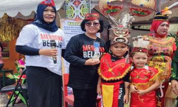 Ketua DPRD Kotim Rinie Anderson berfoto bersama dengan siswa siswi di acara Gebyar Merdeka Selasa 27 Desember 2022.