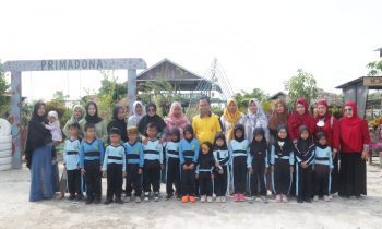 Kunjungan edukasi wisata ke Taman Bunga Primadona peserta didik TK IT Nurul Hidayah beserta guru dan orang tua