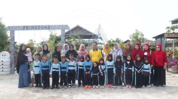 Kunjungan edukasi wisata ke Taman Bunga Primadona peserta didik TK IT Nurul Hidayah beserta guru dan orang tua