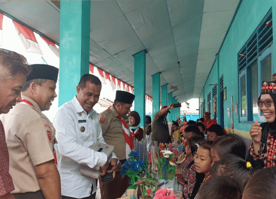 Lurah Pasir Putih Rudi Setiawan baju putih bersama Kepala Bidang Pembinaan SD Disdik Kotim Agus Wahyudi di sebeah kirinya mengunjungi Pameran P5 Siswa SDN 4 Sawahan Rabu 21 Desember 2022.