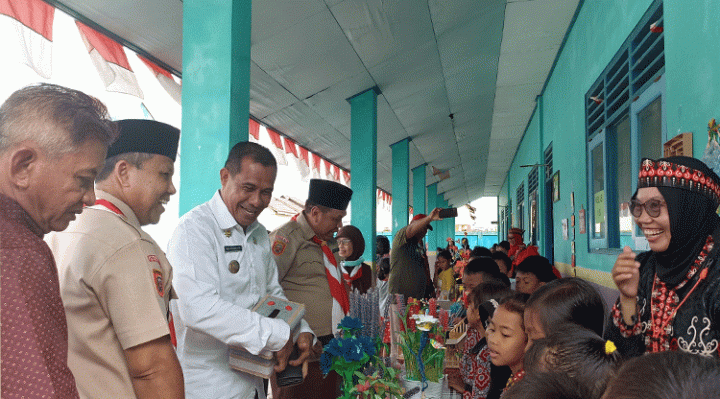 Lurah Pasir Putih Rudi Setiawan baju putih bersama Kepala Bidang Pembinaan SD Disdik Kotim Agus Wahyudi di sebeah kirinya mengunjungi Pameran P5 Siswa SDN 4 Sawahan Rabu 21 Desember 2022.