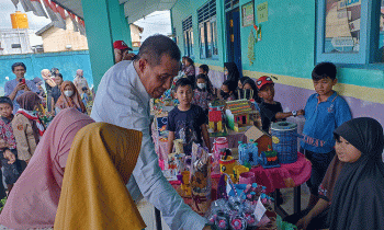 Lurah Pasir Putih Rudi Setiawan mengunjungi stand Gelar Aksi Nyata P5 Siswa SDN 4 Sawahan Rabu 21 Desember 2022.