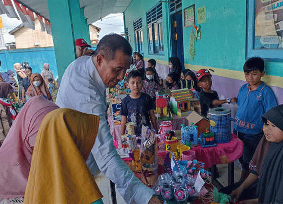 Lurah Pasir Putih Rudi Setiawan mengunjungi stand Gelar Aksi Nyata P5 Siswa SDN 4 Sawahan Rabu 21 Desember 2022.