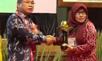 MTSN 1 Kotim menerima Penghargaan Sekolah Adiwiyata Mandiri 2022 dari KLHK Kamis 1 Desember 2022
