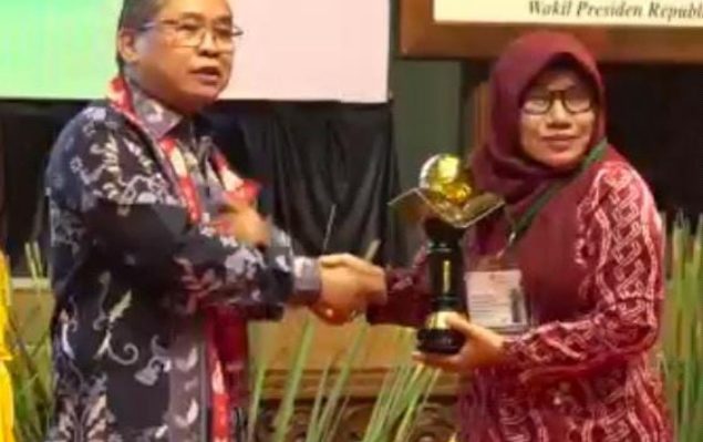 MTSN 1 Kotim menerima Penghargaan Sekolah Adiwiyata Mandiri 2022 dari KLHK Kamis 1 Desember 2022