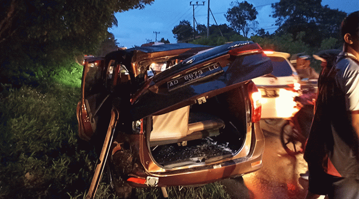 Mobil Minibus yang ringsek akibat laka lantas di Belanti Kamis 22 Desember 2022.