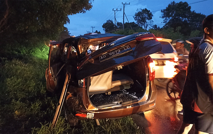 Hendak Salip 2 Truk Kontainer, Minibus Tabrak Dump Truck dan Ringsek