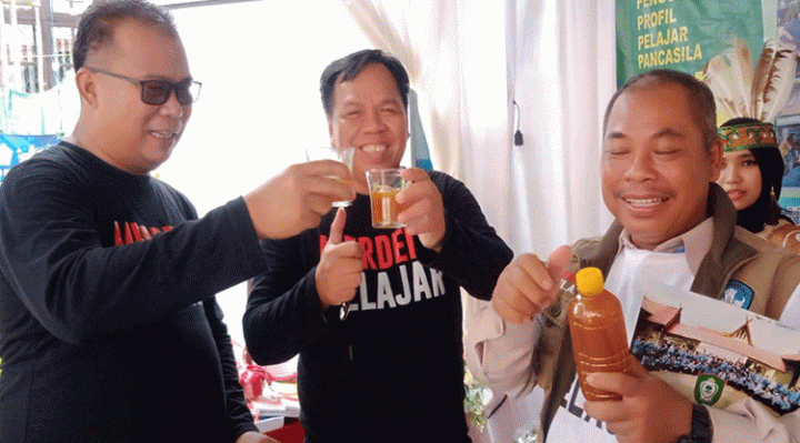 Momen Kabid Pembinaan SD Disdik Kotim Agus Wahyudi tengah menyicipi minuman jamu tradisional hasil belajar P5 Siswa SDN 2 Sawahan Selasa 27 Desember 2022.