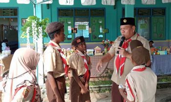 Momen Kepala Bidang Pembinaan SD Dinas Pendidikan Kotim Agus Wahyudi berinteraksi dengan para siswa SDN 4 Sawahan pada saat pembukaan acara Rabu 21 Desember 2022